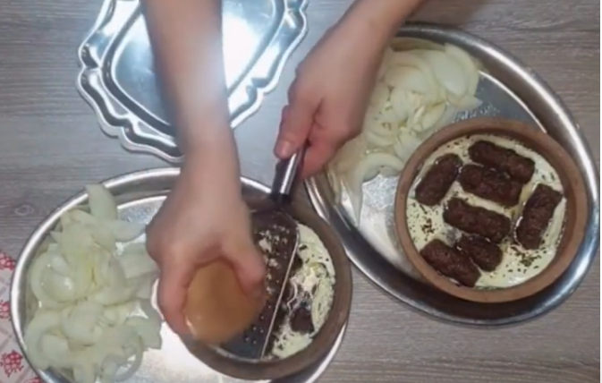 Ćevapi u dagari sa kajmakom-specijalitet koji mami mirisom i izgledom