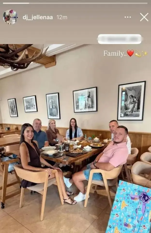 Gastoz osvojio roditelje Anđele Đuričić: Ekskluzivna fotografija sa toplog porodičnog ručka u Đenovićima