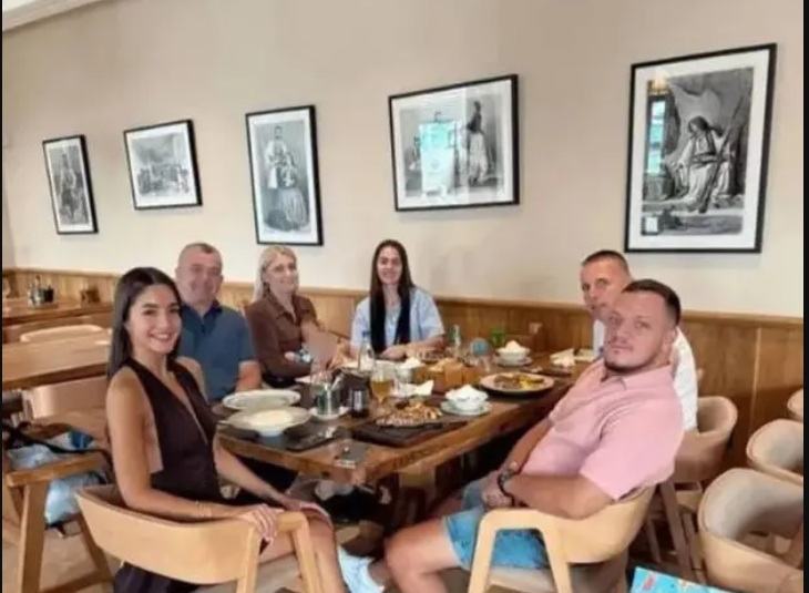 Gastoz osvojio roditelje Anđele Đuričić: Ekskluzivna fotografija sa toplog porodičnog ručka u Đenovićima