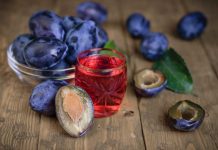 Domaći liker od šljiva: Mirisna zimnica u tegli – uz dodatak vina, ruma ili vanilije, gosti će tražiti čašicu više Domaći liker od šljiva: Mirisna zimnica u tegli – uz dodatak vina, ruma ili vanilije, gosti će tražiti čašicu više