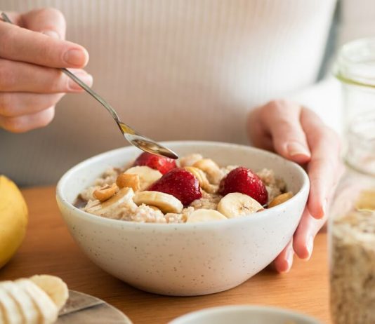 Ljepota i zdravlje idu ruku pod ruku: Kako brinuti o sebi iznutra i izvana Ljepota nije samo ono što vidimo u ogledalu – ona dolazi iznutra. Kada je tijelo zdravo, koža sjaji, kosa je jača, a energija nepresušna. Pravi balans između fizičkog zdravlja, prehrane, hidratacije i njege tijela čini čuda, i to brže nego što misliš. 🥗 Ishrana – temelj zdravlja i ljepote Pravilna prehrana je prvi korak ka zdravom i blistavom izgledu. Fokusiraj se na: Svježe voće i povrće bogato vitaminima i antioksidansima. Orašaste plodove i sjemenke koje hrane kožu i kosu. Ribu i proteine koji pomažu izgradnji mišića i održavanju energije. Dovoljnu hidrataciju – voda je najbolji saveznik kože i metabolizma. 🧘♀️ Pokret i mentalno zdravlje Redovno vježbanje ne samo da oblikuje tijelo, već i oslobađa hormon sreće – endorfin. Čak i šetnja od 30 minuta dnevno smanjuje stres i jača imunitet. Meditacija i tehnike disanja pomažu da tijelo i um ostanu u ravnoteži, što direktno utiče i na kožu – manje stresa, manje bora! 💆♀️ Nega kože i kose Hidratantne kreme i prirodna ulja pomažu da koža ostane elastična i sjajna. Redovno pilingovanje uklanja mrtve stanice kože i podstiče regeneraciju. Za kosu, odabir šampona bez sulfata i hranjivih maski može napraviti ogromnu razliku. 🌸 Mali trikovi za svakodnevnu ljepotu Spavanje od 7-8 sati pomaže tijelu da se regeneriše i daje prirodni sjaj koži. Sunčeva svjetlost u jutarnjim satima poboljšava raspoloženje i opskrbljuje tijelo vitaminom D. Pozitivno razmišljanje i smijeh su najbolji “beauty booster” – sreća se vidi na licu! ✨ Zaključak Briga o zdravlju i ljepoti nije samo estetska stvar – ona gradi samopouzdanje i kvalitet života. Kada njeguješ tijelo iznutra i izvana, energija i sjaj postaju neizostavni dio tvoje svakodnevice. Mali koraci – poput zdrave prehrane, šetnje, njege kože i dovoljno sna – mogu donijeti velike promjene. Ljepota je refleks zdravlja, a zdravlje je ključ za dugotrajno zadovoljstvo sobom.