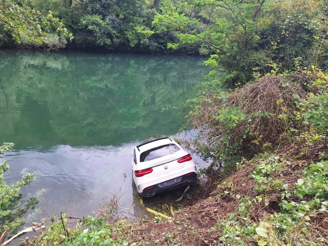 Drama na Vrbasu: Luksuzni Mercedes izvučen iz rijeke, povrijeđeni hitno hospitalizovani