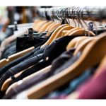 OTKRIVENO ODAKLE STIŽE ODEĆA KOJA SE PRODAJE U SEKEND-HEND RADNJAMA: Ima ih na svakom ćošku, mnogi se tamo oblače od glave do pete