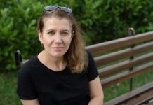 Svekrva mi je poklonila stari džemper, a onda sam otkrila njenu tajnu koja mi je uništila život: U džepu se krila bolna prošlost