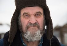 Igor je izgubio obe noge, pa otišao u šumu na ruskom ostrvu i sam iskopao zemunicu u kojoj živi već 15 godina: Njegova sudbina ravna je filmskoj priči