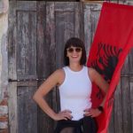Ivana otišla u Albaniju, slikala se sa zastavom i zabezeknula onim što je tamo doživela: Otkrila kakvi su stvarno Albanci i šta se desilo kad je rekla hvala