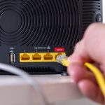 NIKADA ne stavljajte svoj WiFi ruter na jedno od ovih 5 mjesta u kući: To će usporiti vaš internet!