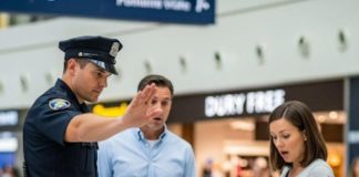 Sofija je mislila da je samo putnica – a onda je pas razotkrio istinu