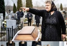 Tijekom pogreba mog dvomjesečnog sina, svekrva je rekla da se sve dogodilo zbog mene, a tada je moja starija kći iznenada prošaptala: «Mama, mogu li ispričati što je baka radila s bracom?» 😨😱