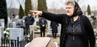 Tijekom pogreba mog dvomjesečnog sina, svekrva je rekla da se sve dogodilo zbog mene, a tada je moja starija kći iznenada prošaptala: «Mama, mogu li ispričati što je baka radila s bracom?» 😨😱