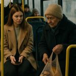 U autobusu se djevojka smijala starici s torbom – ali minutu kasnije cijeli autobus je utihnuo
