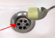 Bacite ga u sudoper i odvod se više nikada neće začepiti! (Neverovatno)