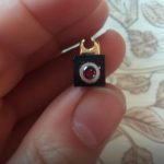 Samohrana majka, koja pokušava svom malom sinu unijeti božićnu čaroliju unatoč obiteljskim napetostima, pronalazi skrivenu kameru u Elf on the Shelf u svom domu.