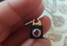 Samohrana majka, koja pokušava svom malom sinu unijeti božićnu čaroliju unatoč obiteljskim napetostima, pronalazi skrivenu kameru u Elf on the Shelf u svom domu.