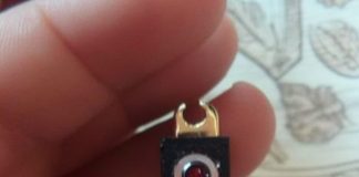 Samohrana majka, koja pokušava svom malom sinu unijeti božićnu čaroliju unatoč obiteljskim napetostima, pronalazi skrivenu kameru u Elf on the Shelf u svom domu.