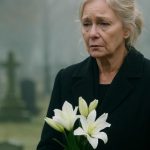 Žena je došla na grob svog muža i vidjela da je netko tamo ostavio svježe cvijeće – ali on je umro prije 20 godina