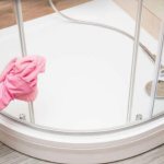 0LJUŠTIĆE KAMENAC Kao Da Je Kora Banane: Zbog 0ve Sitnice Će Vaša Tuš-Kabina Izgledati Kao Da Ste Je Tek Kupili