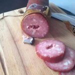 Pronašla sam USB u običnoj kobasici — u početku sam mislila da je slučajnost, dok nisam proverila šta se nalazi unutra.