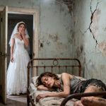 Udata sam za poštovanog naslednika iz Bostona koji me nikada nije dodirnuo — i noć kada sam sledila šapat u njegovoj vili, otkrila je tajnu sobu koja je otkrila istinu koju nikada nije očekivala…