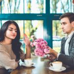 16% ljudi laže, polovina ne bi dala šansu nekome ko misli drugačije: Kako pričati o politici na prvom sastanku?