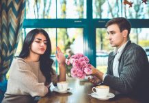 16% ljudi laže, polovina ne bi dala šansu nekome ko misli drugačije: Kako pričati o politici na prvom sastanku?