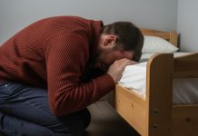 Otac je pretukao sina jer mu je nestalo 50 evra iz novčanika: Ujutru je našao te pare pored svog kreveta uz poruku koja ga je slomila za ceo život. Otac je pretukao sina jer mu je nestalo 50 evra iz novčanika: Ujutru je našao te pare pored svog kreveta uz poruku koja ga je slomila za ceo život. - featured image