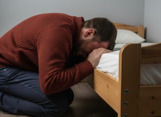 Otac je pretukao sina jer mu je nestalo 50 evra iz novčanika: Ujutru je našao te pare pored svog kreveta uz poruku koja ga je slomila za ceo život. Otac je pretukao sina jer mu je nestalo 50 evra iz novčanika: Ujutru je našao te pare pored svog kreveta uz poruku koja ga je slomila za ceo život. - featured image