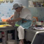 Uhvatio djelatnicu restorana u odvratnom činu, gledatelji ne mogu vjerovati očima