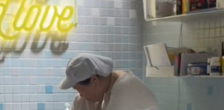 Uhvatio djelatnicu restorana u odvratnom činu, gledatelji ne mogu vjerovati očima