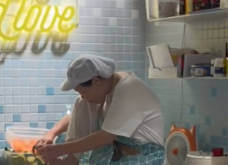 Uhvatio djelatnicu restorana u odvratnom činu, gledatelji ne mogu vjerovati očima