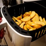 Masna vam je friteza zbog konstantne pripreme hrane: Za čišćenje vam je potrebna ova namirnica