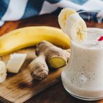 Energetski smoothie sa đumbirom i bananom – Zimski eliksir zdravlja Energetski smoothie sa đumbirom i bananom – Zimski eliksir zdravlja