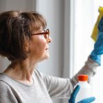 Bakin trik koji i danas radi čuda: Prozori čisti kao suza uz pomoć običnih kesica čaja Bakin trik koji i danas radi čuda: Prozori čisti kao suza uz pomoć običnih kesica čaja