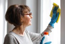 Bakin trik koji i danas radi čuda: Prozori čisti kao suza uz pomoć običnih kesica čaja Bakin trik koji i danas radi čuda: Prozori čisti kao suza uz pomoć običnih kesica čaja