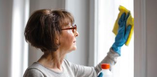 Bakin trik koji i danas radi čuda: Prozori čisti kao suza uz pomoć običnih kesica čaja Bakin trik koji i danas radi čuda: Prozori čisti kao suza uz pomoć običnih kesica čaja