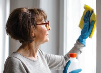 Bakin trik koji i danas radi čuda: Prozori čisti kao suza uz pomoć običnih kesica čaja Bakin trik koji i danas radi čuda: Prozori čisti kao suza uz pomoć običnih kesica čaja