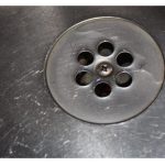 SMRDI VAM IZ KUPATILA KADA PADA KIŠA? Samo ubacite 1 sitnicu iz kuhinje u odvod i rešite problem