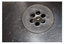 SMRDI VAM IZ KUPATILA KADA PADA KIŠA? Samo ubacite 1 sitnicu iz kuhinje u odvod i rešite problem