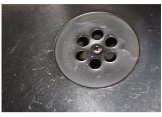 SMRDI VAM IZ KUPATILA KADA PADA KIŠA? Samo ubacite 1 sitnicu iz kuhinje u odvod i rešite problem