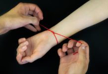Da li znate zašto se crveni konac vezuje oko ruke? Malo ljudi zna koje je pravo značenje ovog običaja, evo o čemu je reč