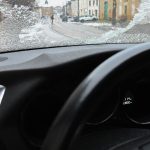 Stakla automobila lede se iznutra: Obavezno uradite ovo pre nego što ga ostavite preko noći