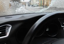 Stakla automobila lede se iznutra: Obavezno uradite ovo pre nego što ga ostavite preko noći