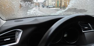 Stakla automobila lede se iznutra: Obavezno uradite ovo pre nego što ga ostavite preko noći