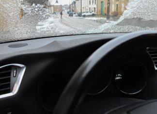 Stakla automobila lede se iznutra: Obavezno uradite ovo pre nego što ga ostavite preko noći