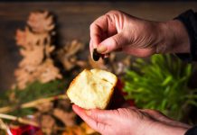 Ako pronađete paricu u česnici, evo šta vam godina donosi: Saznajte pravo značenje omiljenog običaja na Božić