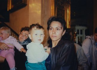 Jasminu iz Kragujevca je majka kao bebu povila u plastičnu kesu i dala u dom: “Kad me je videla posle 35 godina, pala je na pod”