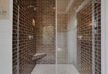 Koje pločice nikako ne treba stavljati u tuš kabine? Klizaju se i brzo propadaju, a evo šta je najbolji izbor