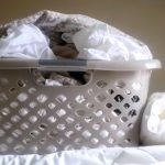 Čemu zaista služe rupice na korpama za veš? Odgovor će vas iznenaditi