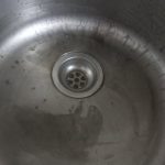 Čistili ste sudoper solnom kiselinom? Evo zašto su se pojavile fleke i šta sada možete učiniti