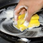 Zašto sve više žena meša ovaj sastojak i deterdžent za sudove? Trik koji rešava veliki problem, štedi struju i živce